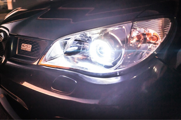 Hva er LED -lyskastere og HID -lys?