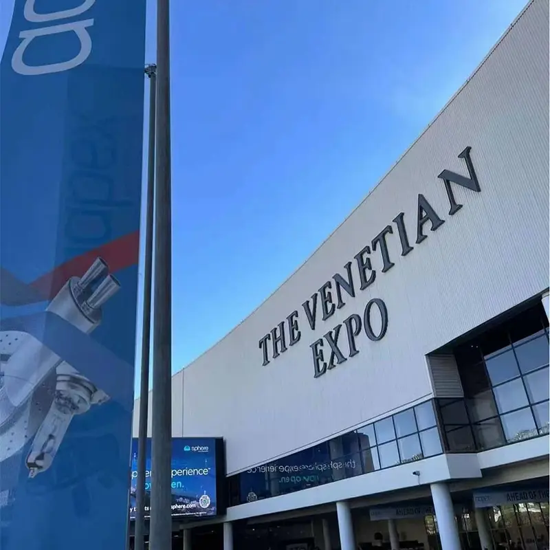 Luxfighter bil LED -frontlys som viser frem AAPEX 2023 Las Vegas