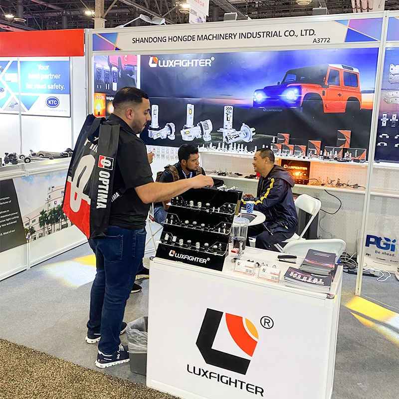LUXFIGHTER LED-frontlykter på Automotive Aftermarket Products Expo